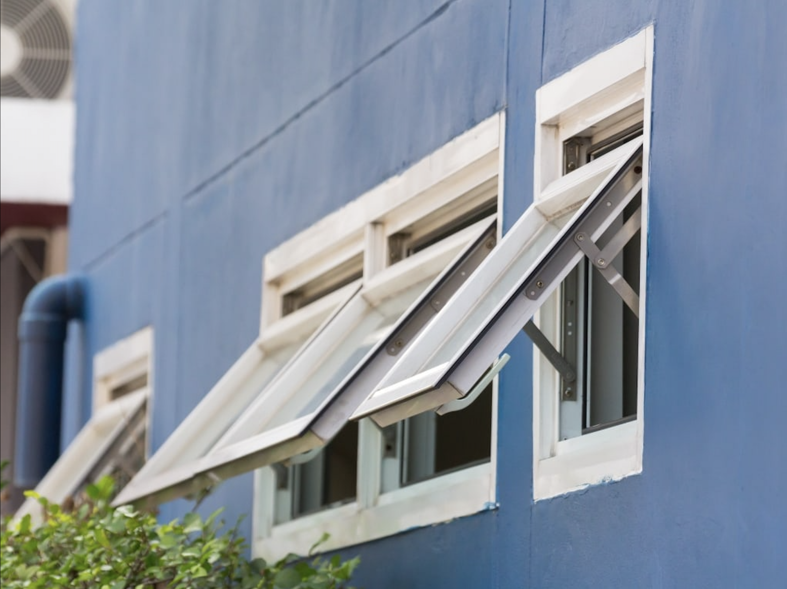Top Signs It’s Time for Replacing Awning Windows